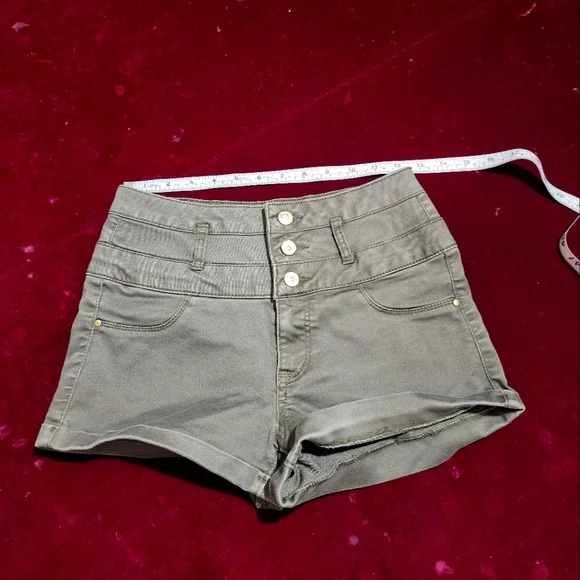 Refuge Shorts - Picture 2 of 7